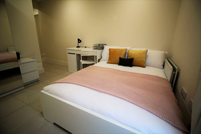 3 Bedroom Flat To Rent In Clarendon Road, Leeds, LS2