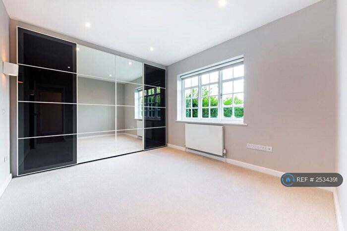 1 Bedroom Flat To Rent In Midholm Close, London, NW11