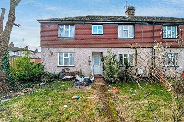 2 Bedroom Maisonette For Sale In Magpie Hall Close, Bromley, BR2