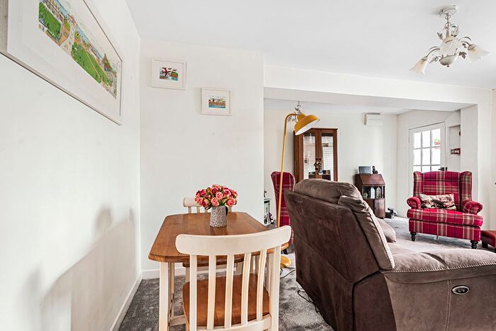1 Bedroom Flat For Sale In Den Crescent, Teignmouth, TQ14