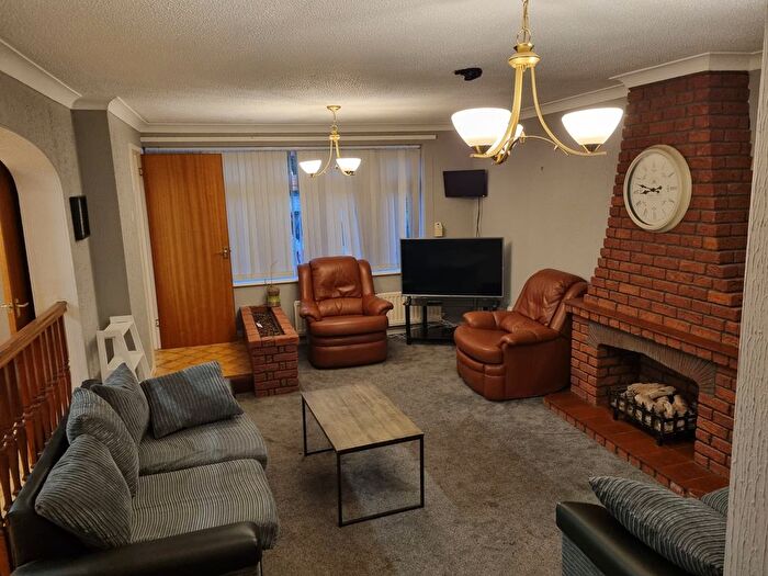 2 Bedroom Semi Detached House To Rent In Warden Hill Road, Luton, LU2