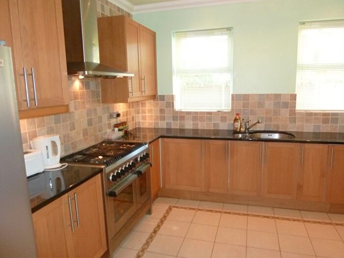 4 Bedroom Semi-detached House To Rent In Spenser Road, Bedford, MK40