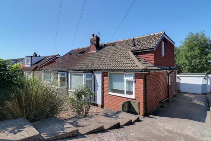 3 Bedroom Semi-Detached House To Rent In Banksfield Avenue, Yeadon, Leeds, LS19