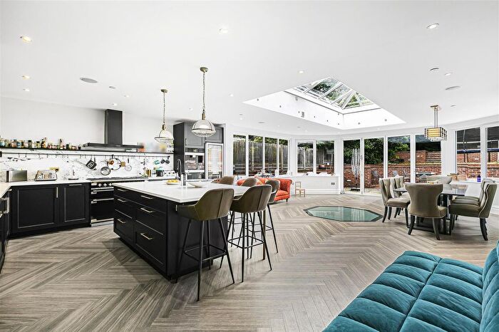 6 Bedroom Detached House For Sale In Parkgate Crescent, Barnet, EN4