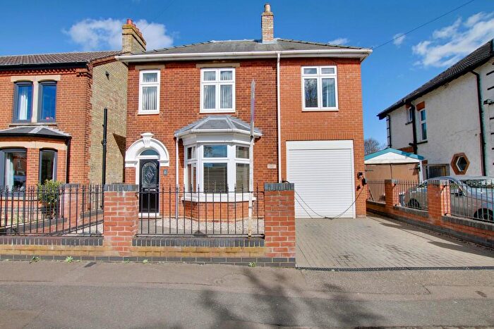 3 Bedroom Detached House For Sale In County Road, March, PE15