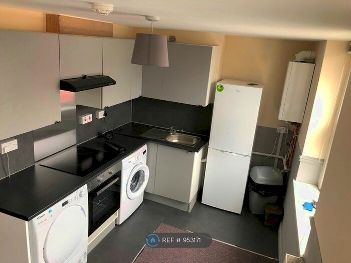 3 Bedroom Flat To Rent In Richards Street, Cardiff, CF24