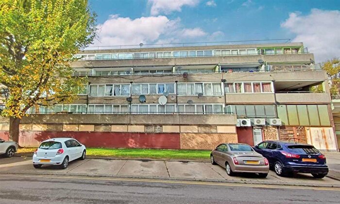 2 Bedroom Flat For Sale In Dawes Street, London, SE17