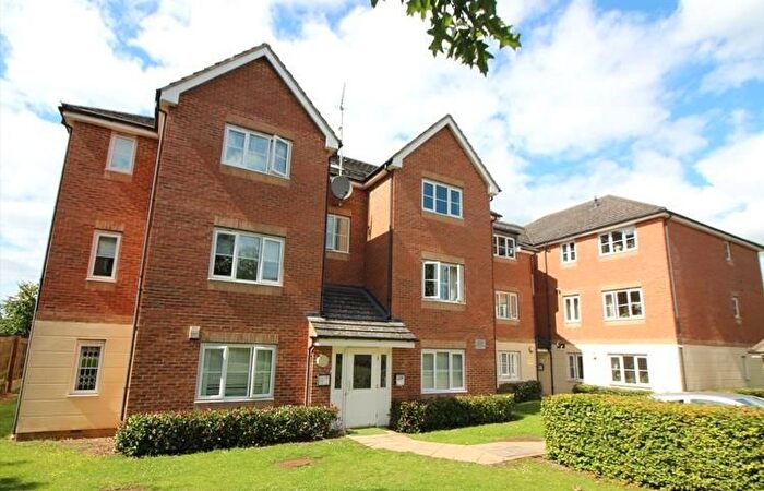 2 Bedroom Flat For Sale In Eaton Way, Borehamwood, WD6