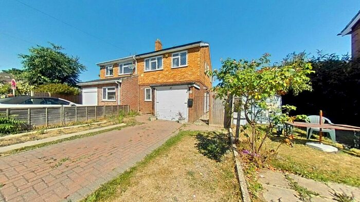 3 Bedroom Semi-Detached House To Rent In Greenfern Avenue, Burnham, SL1