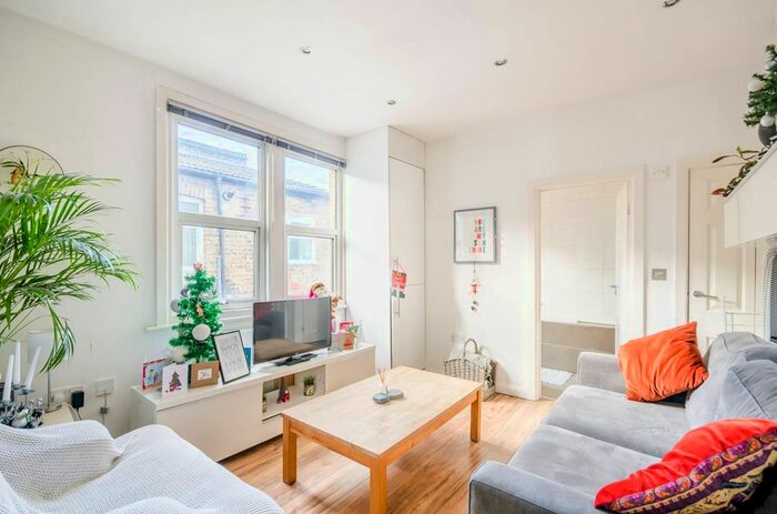 2 Bedroom Flat To Rent In Fountain Road, Tooting, London, SW17