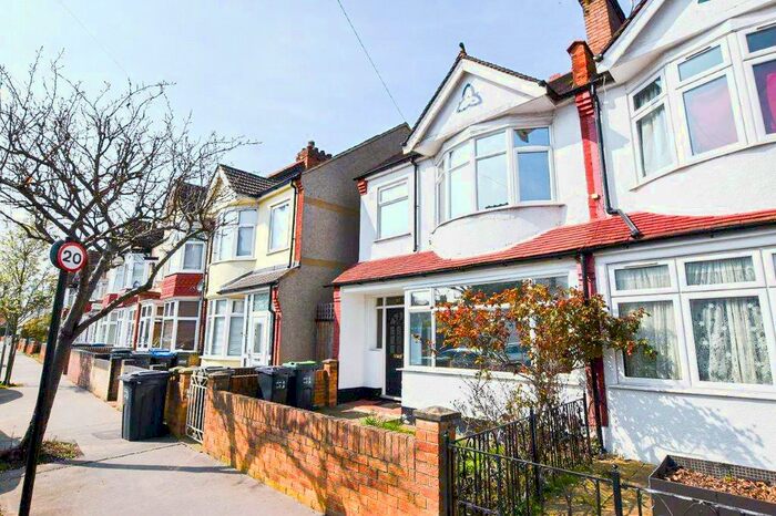 3 Bedroom End Of Terrace House To Rent In Highbarrow Road, Addiscombe, Croydon, CR0