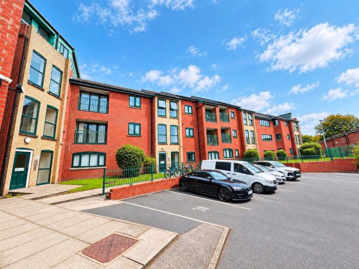 2 Bedroom Flat To Rent In Plymouth Point, Birch Lane, Manchester, M13