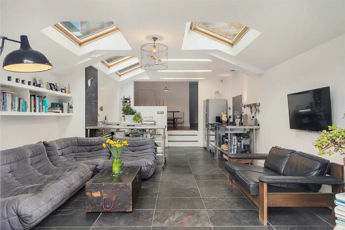 2 Bedroom House To Rent In Temperley Road, Balham, London, SW12