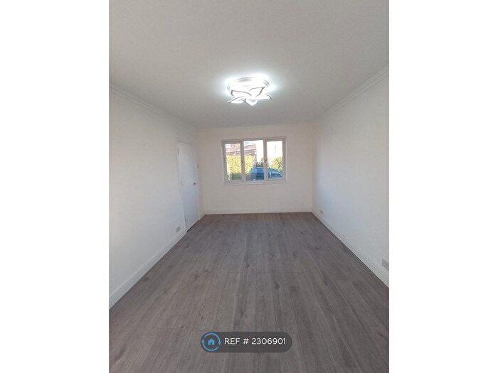 3 Bedroom Terraced House To Rent In Riverside, London, NW4