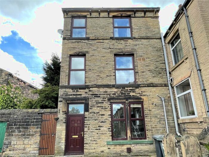 2 Bedroom End Of Terrace House To Rent In High Street, Cleckheaton, West Yorkshire, BD19