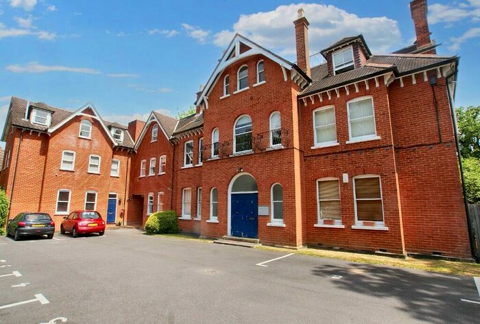 1 Bedroom Flat To Rent In Westcar Lane, Walton-On-Thames, Surrey, KT12