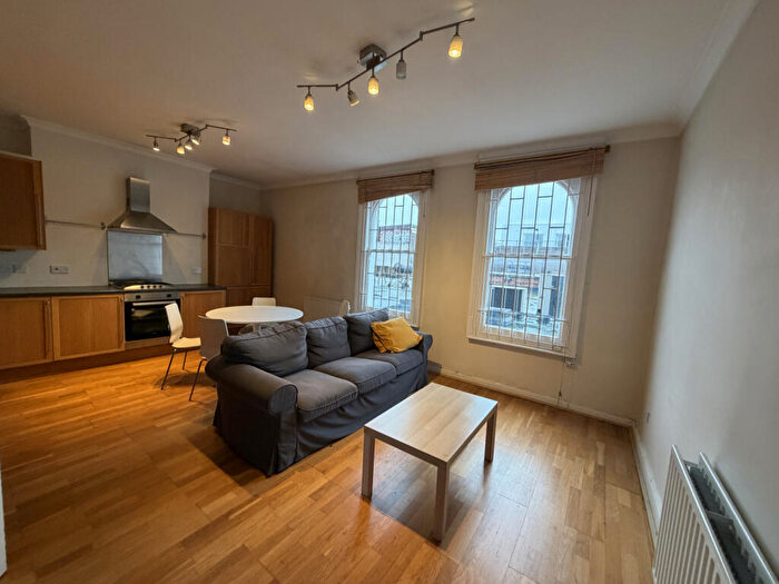 3 Bedroom Flat To Rent In London, SW12