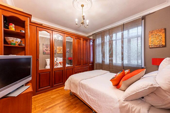 2 Bedroom Flat For Sale In Neasden Lane, Neasden, London, NW10