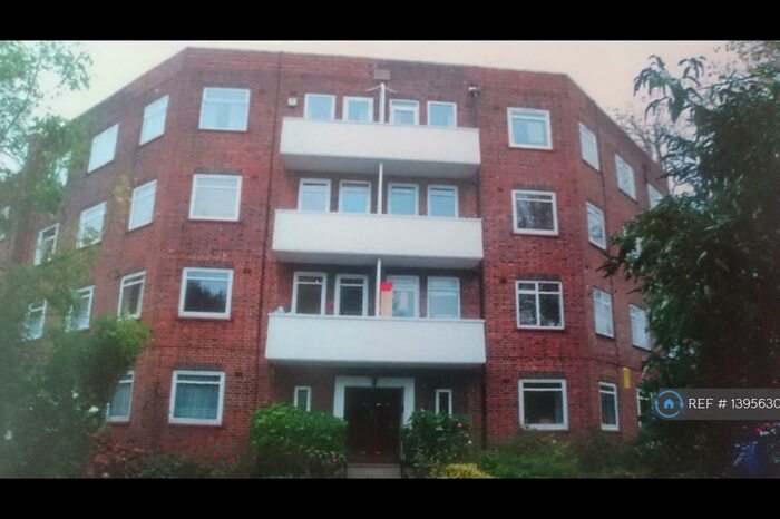 3 Bedroom Flat To Rent In Cromwell Court, Kingston Upon Thames, KT2