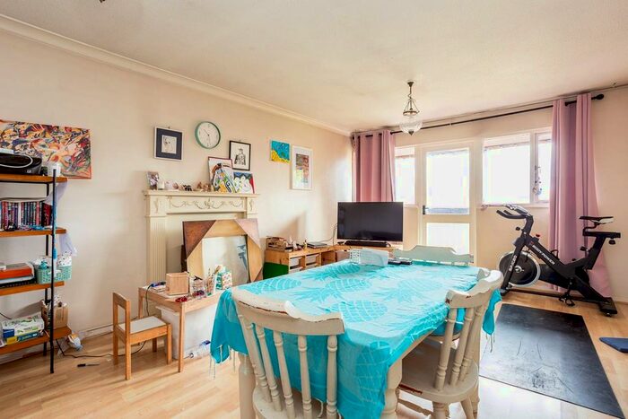 2 Bedroom Flat To Rent In Dyers Lane, West Putney, London, SW15