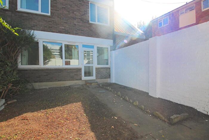 3 Bedroom Flat To Rent In Barnardo Street, London, E1