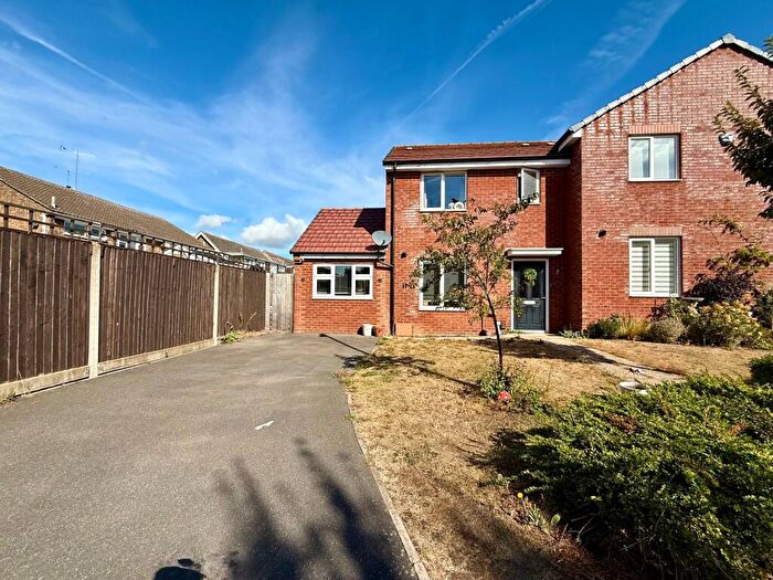 3 Bedroom Semi-Detached House For Sale In Dray Gardens, Luton, LU3