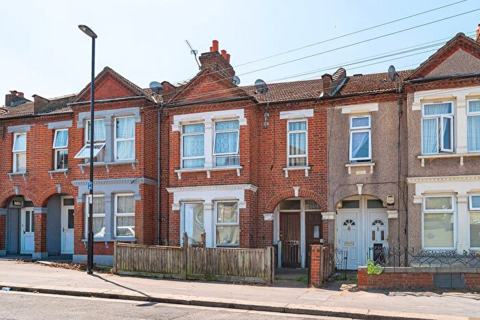 3 Bedroom Flat For Sale In Hythe Road, Thornton Heath, CR7