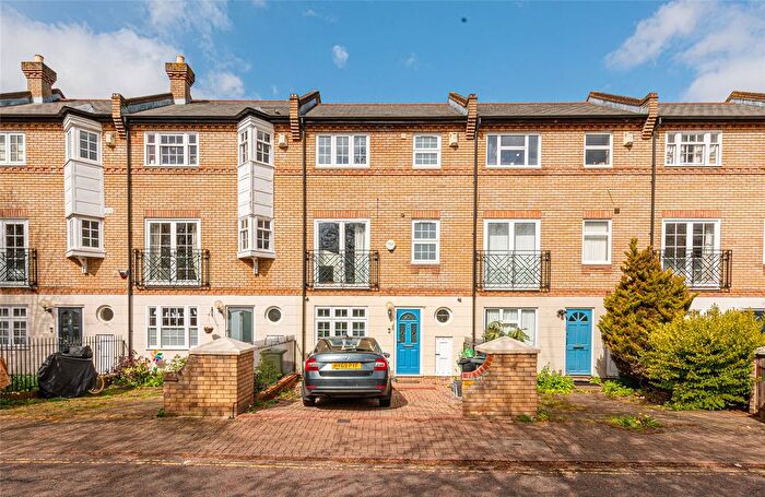 3 Bedroom Terraced House For Sale In Cornwallis Square, Islington, London, N19