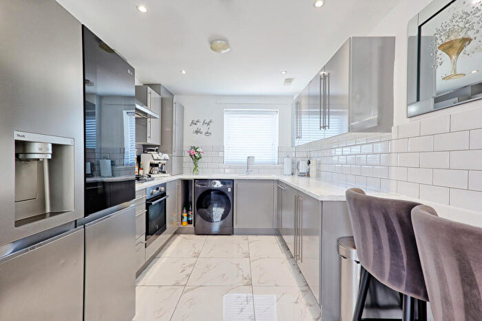 2 Bedroom Flat For Sale In Barrett Way, South Ockendon, RM15