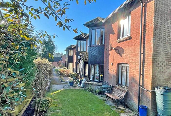 2 Bedroom Apartment For Sale In St. Edwards Court, SP7