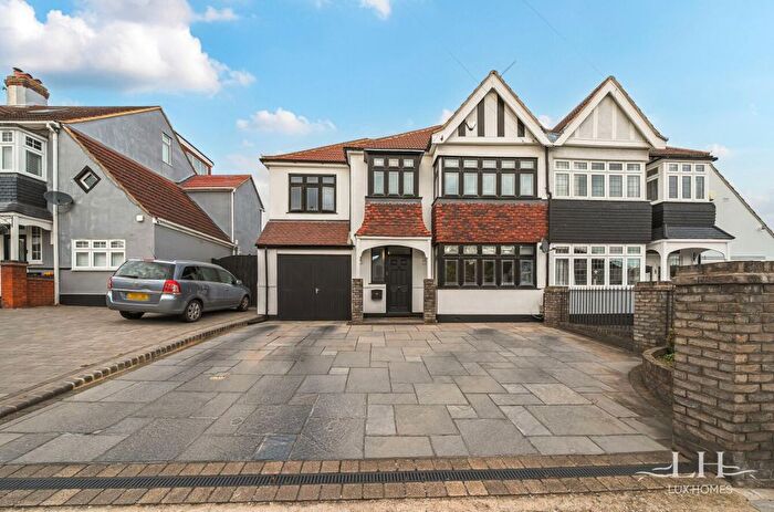 4 Bedroom Semi Detached House For Sale In Upminster Road, Hornchurch, RM11
