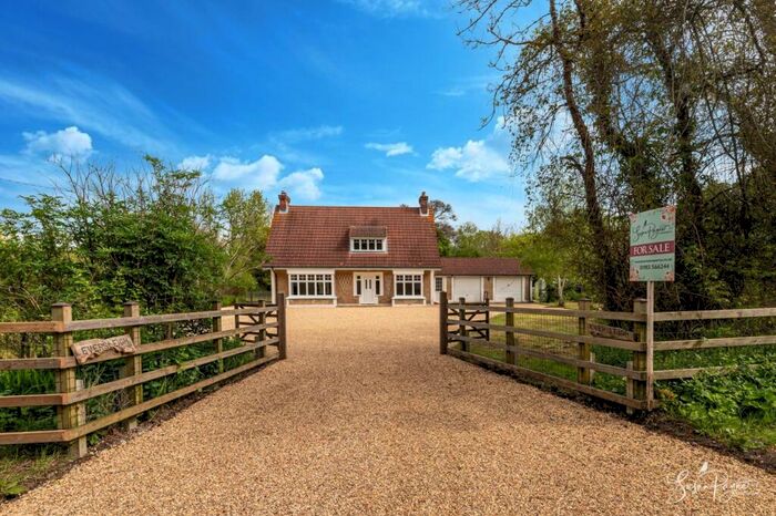 3 Bedroom Detached House For Sale In Ningwood Hill, Cranmore, PO41