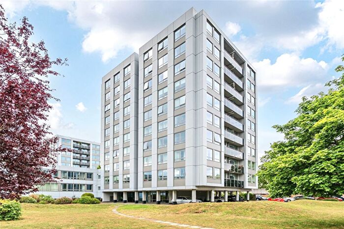 2 Bedroom Flat For Sale In Wellington Close, Walton-On-Thames, KT12