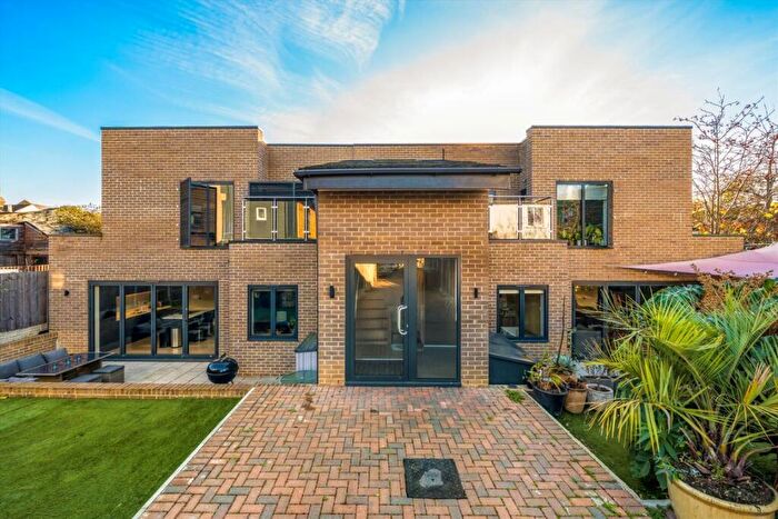 3 Bedroom Flat For Sale In Firs Close, Honor Oak, SE23