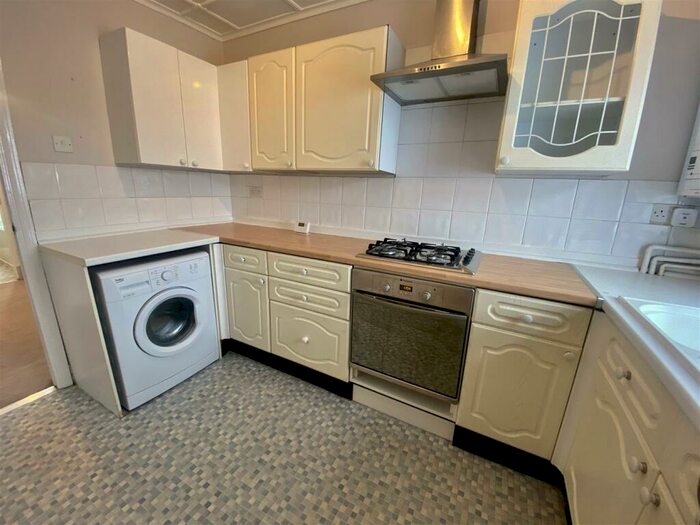 2 Bedroom Flat To Rent In Rye Road, Hoddesdon, EN11