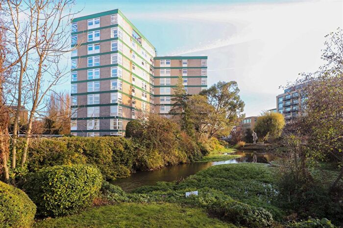 3 Bedroom Flat For Sale In Oxford Road, Denham, UB9