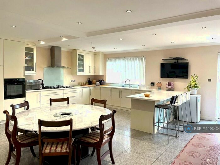 3 Bedroom Bungalow To Rent In Woodmere Avenue, Croydon, CR0