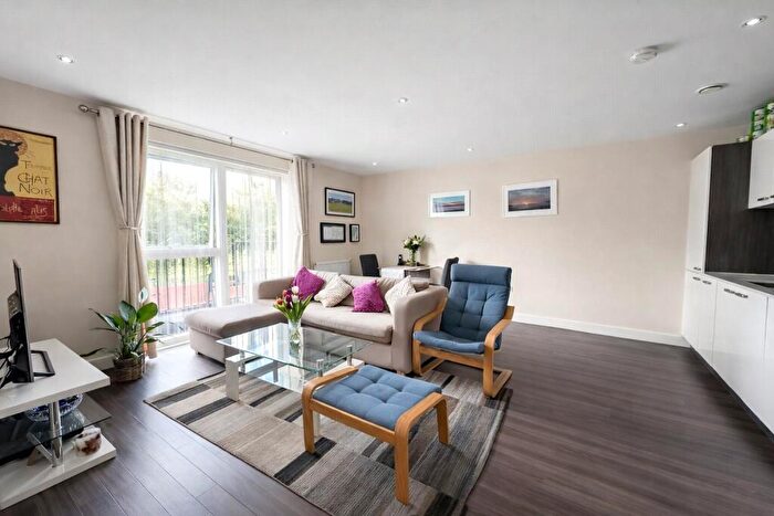 2 Bedroom Flat For Sale In Adenmore Road, London, SE6