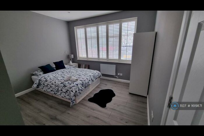 Studio To Rent In Penderry Rise, London, SE6