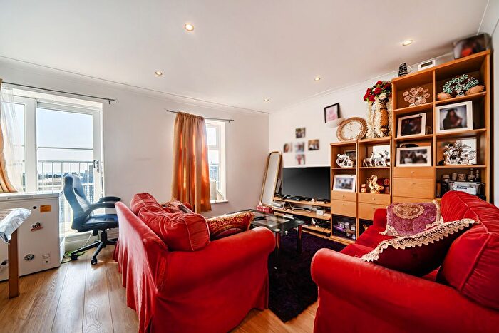2 Bedroom Flat For Sale In Palace Road, London, SE19
