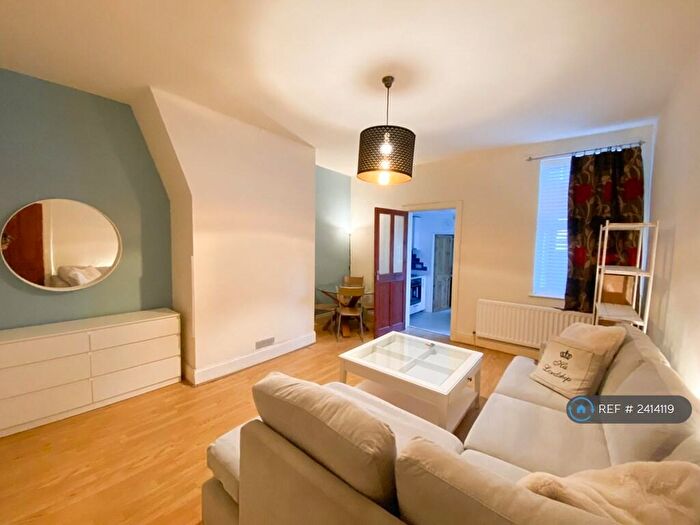 2 Bedroom Flat To Rent In Wingrove Avenue, Newcastle Upon Tyne, NE4