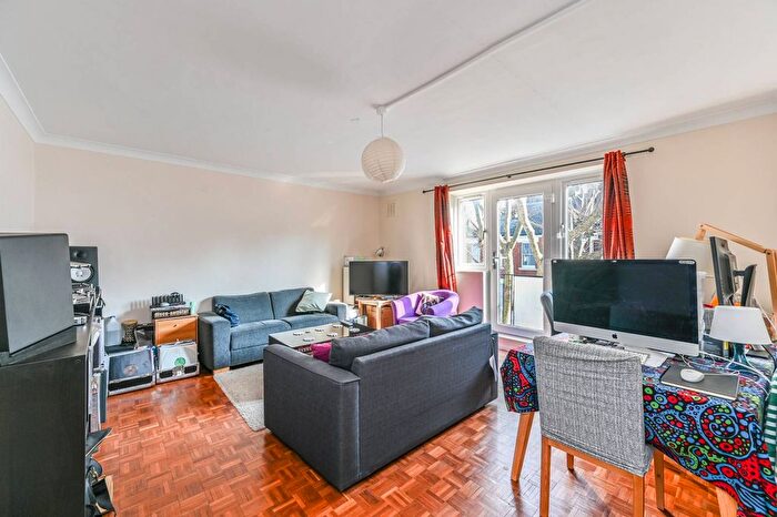 2 Bedroom Flat To Rent In Cranworth Gardens, Oval, London, SW9
