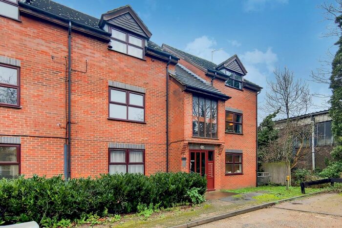 1 Bedroom Flat To Rent In Butterfield Close, Twickenham, TW1