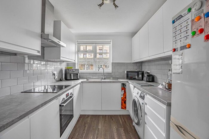 2 Bedroom Flat For Sale In Kingfisher Drive, Staines-Upon-Thames, TW18