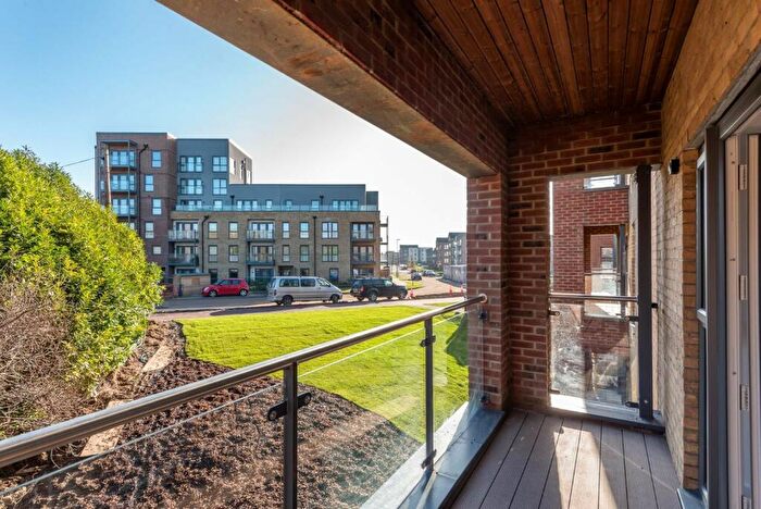 2 Bedroom Flat To Rent In Bedroom Property In Atlas Way, Milton Keynes, MK10