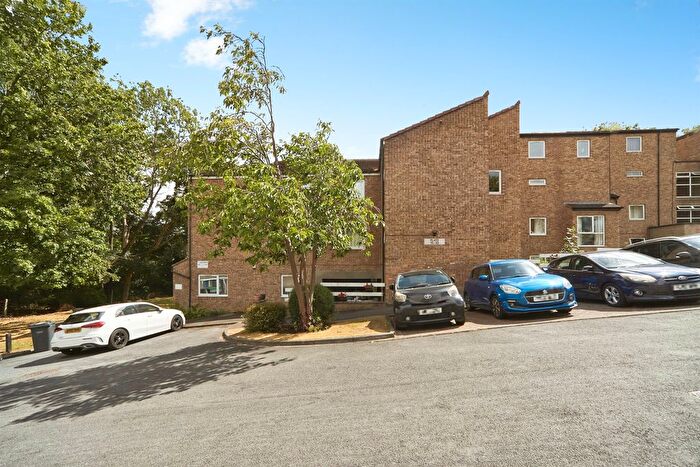 2 Bedroom Flat For Sale In Frizley Gardens, Bradford, BD9