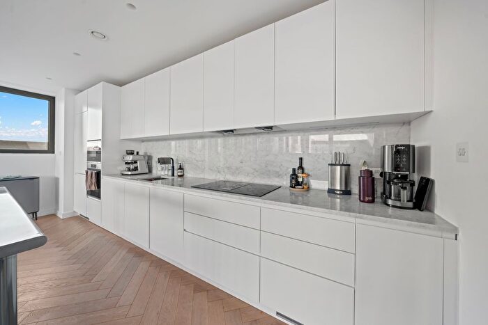 3 Bedroom Flat To Rent In Maple Path, London, E5