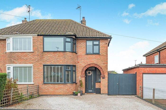 3 Bedroom Semi Detached House For Sale In Highlands Way, Stamford, PE9