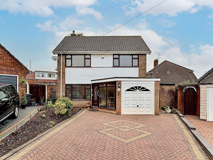 3 Bedroom Detached House For Sale In Carlton Close, Woodsetton, DY1