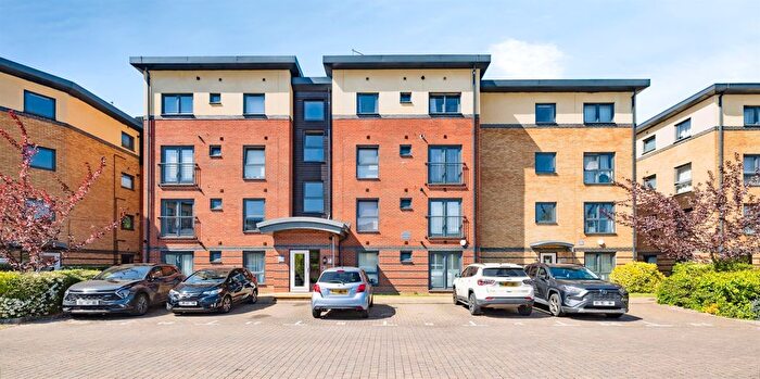 2 Bedroom Flat For Sale In Raven Close, Watford, WD18